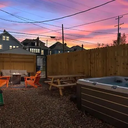 5 Bedrooms Sleeps 14 - Hot Tub - 1 Min To Fairgrounds